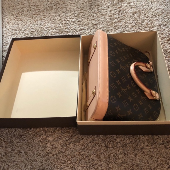 Louis Vuitton Alma Bag - Picture 4 of 8